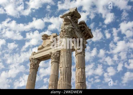 Akropolis der antiken Ruinen von Pergamon. Die Hauptstadt der hellenistischen Attalidendynastie mit monumentalen Tempeln, Altären und Theatern. Altgriechisch Stockfoto