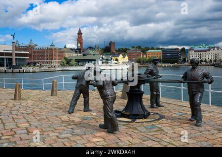 Sailors Monument am Kai von Helsinki, Schweden. Panorama der Stadt im Hintergrund. Stockfoto