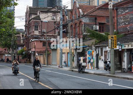 Shanghai, China - 31. August 2023: Straßenszene in einem älteren Viertel in Shanghai Stockfoto