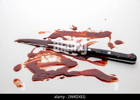 Konzept mit Messer und rotem Blut auf weißem Hintergrund Stockfoto