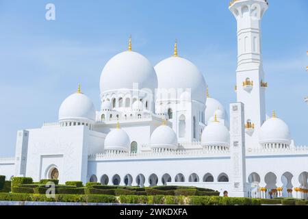 Fantastische weiße Moschee in Abu Dhabi, VAE an einem sonnigen Tag. Scheich Zayed Grand Mosque Centre Stockfoto