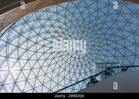 Fantastischer Eintritt in eine große Scheich-Zayed-Moschee in Abu Dhabi durch eine Glaskuppel mit fraktalem Spiralmuster. Formen und Struktur Stockfoto