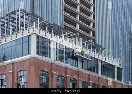 Shanghai, China - 31. August 2023: Zwei Bauarbeiter arbeiten Stockfoto