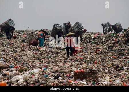 Bogor, Indonesien. Februar 2024. Arbeiter sammeln Kunststoffabfälle auf der Deponie Galuga in Bogor, West Java, Indonesien, 20. Februar 2024. Quelle: Sandika Fadilah/Xinhua/Alamy Live News Stockfoto