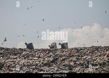 Bogor, Indonesien. Februar 2024. Arbeiter sammeln Kunststoffabfälle auf der Deponie Galuga in Bogor, West Java, Indonesien, 20. Februar 2024. Quelle: Sandika Fadilah/Xinhua/Alamy Live News Stockfoto