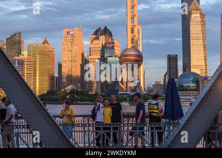 Shanghai, China - 31. August 2023: Touristen machen Fotos auf der Waibaidu Bridge Stockfoto