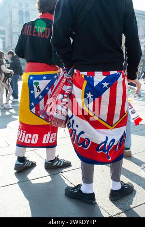 Mailand, Italien. Februar 2024. Foto Alessandro Cimma/LaPresse 20-02-2024 Milano, Italia.Piazza del Duomo. Tifoseria per la partita Inter-Atletico Madrid. Foto Alessandro Cimma/LaPresse 02-20-2024 Mailand, Italien. Kathedralenplatz. Fans für das Spiel von Inter-Atletico Madrid. Quelle: LaPresse/Alamy Live News Stockfoto