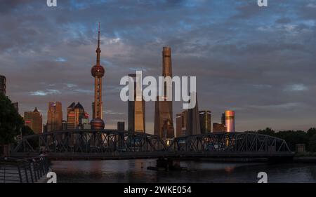 Shanghai, China - 31. August 2023: Waibaidu Bridge und Lujiazui Architekturkomplex in der Abenddämmerung Stockfoto