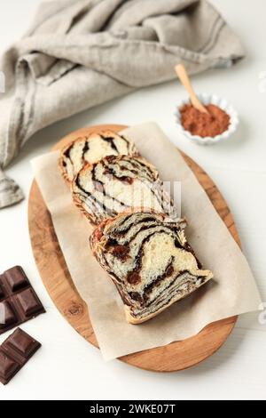 Zimt Babka oder Brioche Brot. Swirl Bread, hausgemachtes Gebäck zum Frühstück, weißer Hintergrund Stockfoto