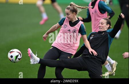 20. Februar 2024, Hessen, Frankfurt/Main: Fußball: Frauen, Nationalliga, vor dem Spiel zwischen Frankreich und Deutschland. Giulia Gwinn (l) und Torhüterin Ann-Katrin Berger nehmen an der Nationalmannschaftstraining der Frauen auf dem DFB-Campus Teil. Am 23. Februar 2024 spielen die DFB-Frauen im Halbfinale der Nations League in Lyon gegen Frankreich. Foto: Arne Dedert/dpa Stockfoto