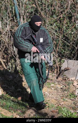 Zagreb, Kroatien. Februar 2024. Kroatische Soldaten führen eine Übung während des 30. Jahrestages der Gründung des 1. Kroatischen Gardenkorps und des Tages des Bataillons der Ehrengarde in Zagreb, Kroatien, am 20. Februar 2024 durch. Foto: Tomislav Miletic/PIXSELL Credit: Pixsell/Alamy Live News Stockfoto