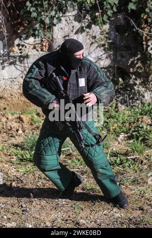 Zagreb, Kroatien. Februar 2024. Kroatische Soldaten führen eine Übung während des 30. Jahrestages der Gründung des 1. Kroatischen Gardenkorps und des Tages des Bataillons der Ehrengarde in Zagreb, Kroatien, am 20. Februar 2024 durch. Foto: Tomislav Miletic/PIXSELL Credit: Pixsell/Alamy Live News Stockfoto