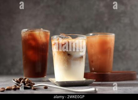 Drei Verschiedene Kaffeesorten, Milchkaffee, Eiskaltes Espresso, Cold Brew Kaffee. Café-Menü-Konzept Stockfoto