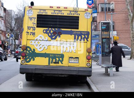 Ein Bnei Emunim Privatbus, der orthodoxe Juden von Williamsburg nach Borough Park und zurück transportiert. Es ermutigt die Gläubigen, "Amen" zu sagen. Stockfoto