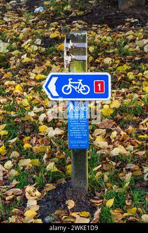 Sustrans folgen einem freizügigen Pfad, gefolgt von der National Cycle Route 1 in Holkham, Nord-Norfolk. Stockfoto