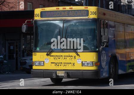 Ein Bnei Emunim Privatbus, der orthodoxe Juden von Williamsburg nach Borough Park und zurück transportiert. Es ermutigt die Anbeter zu dsy 'Amen'. Stockfoto