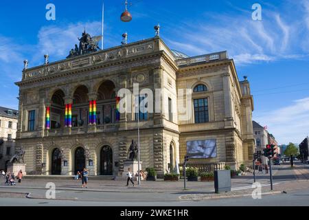 Königliches dänisches Theater auf dem Kongens-Nytorv-Platz in Kopenhagen mit Säulen in Regenbogenfarben, Dänemark Stockfoto