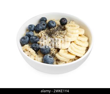 Leckeres Haferflocken mit Bananen, Heidelbeeren und Chiasamen in Schüssel isoliert auf weiß Stockfoto