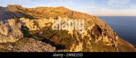 Aufstieg zu den Bögen von Llanero (Augen des Teufels), Pico Candina, Sonabia, Castro Urdiales, Kantabrien, Spanien. Stockfoto