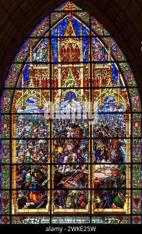 Buntglas für die Schlacht von Las Navas de Tolosa (1212), Kapitelhaus, Roncesvalles, Königliche Stiftskirche Santa María de Roncesvalles, Straße Santiago, Navarra, Spanien. Stockfoto