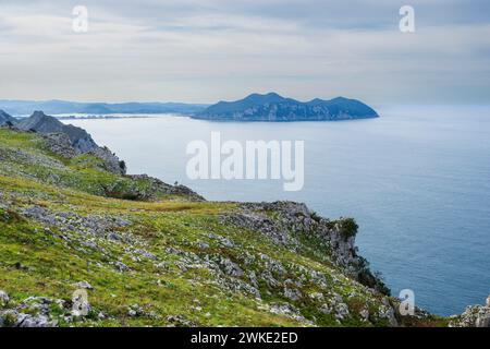 Buciero-Berg, Aufstieg zu Llanero-Bögen (Augen des Teufels), Pico Candina, Sonabia, Castro Urdiales, Cantabria, Spanien. Stockfoto