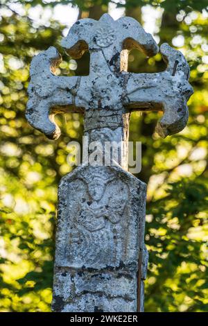 Pilgerkreuz an der Ausfahrt Roncesvalles, 14. Jahrhundert, Santiago's Road, Navarra, Spanien. Stockfoto