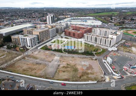 Perry Barr, Birmingham, 20. Februar 2024. Der Stadtrat von Birmingham hat das nie fertiggestellte Commonwealth Games Athleten Village zum Verkauf gebracht, da es versucht, Geld zu sammeln, während es Hunderte Millionen Pfund verschuldet ist. Das umzäunte Dorf, das auf dem alten Grundstück der Birmingham City University liegt (und den „Hare of the Dog“ University Pub in North Birmingham besitzt), hat noch nie eine Person in den Wohnungen geschlafen, die eigentlich an die Bewohner verkauft werden sollten. Quelle: Stop Press Media/Alamy Live News Stockfoto