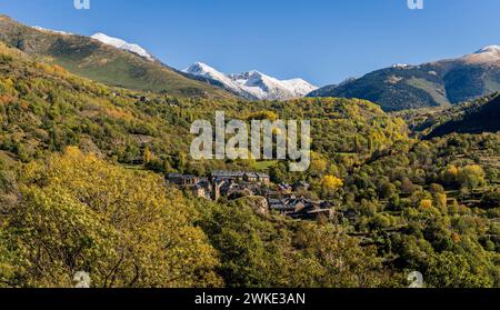 Dorf Taull vor PIC del Pessó (2894 m) und PIC de les Mussoles (2876 m) Bohí-Tal (La Vall de Boí), Lérida, Spanien. Stockfoto