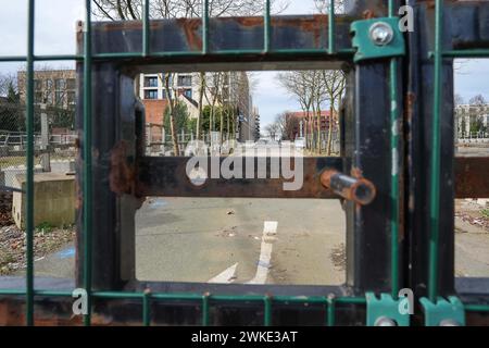 Perry Barr, Birmingham, 20. Februar 2024. Der Stadtrat von Birmingham hat das nie fertiggestellte Commonwealth Games Athleten Village zum Verkauf gebracht, da es versucht, Geld zu sammeln, während es Hunderte Millionen Pfund verschuldet ist. Das umzäunte Dorf, das auf dem alten Grundstück der Birmingham City University liegt (und den „Hare of the Dog“ University Pub in North Birmingham besitzt), hat noch nie eine Person in den Wohnungen geschlafen, die eigentlich an die Bewohner verkauft werden sollten. Quelle: Stop Press Media/Alamy Live News Stockfoto