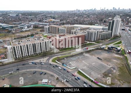 Perry Barr, Birmingham, 20. Februar 2024. Der Stadtrat von Birmingham hat das nie fertiggestellte Commonwealth Games Athleten Village zum Verkauf gebracht, da es versucht, Geld zu sammeln, während es Hunderte Millionen Pfund verschuldet ist. Das umzäunte Dorf, das auf dem alten Grundstück der Birmingham City University liegt (und den „Hare of the Dog“ University Pub in North Birmingham besitzt), hat noch nie eine Person in den Wohnungen geschlafen, die eigentlich an die Bewohner verkauft werden sollten. Quelle: Stop Press Media/Alamy Live News Stockfoto