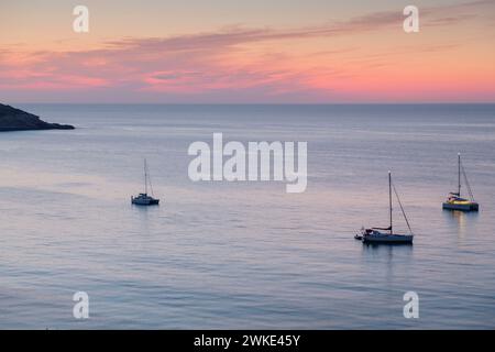 veleros fondeados frente a Cala Xarraca, Ibiza, balearen, Spanien. Stockfoto