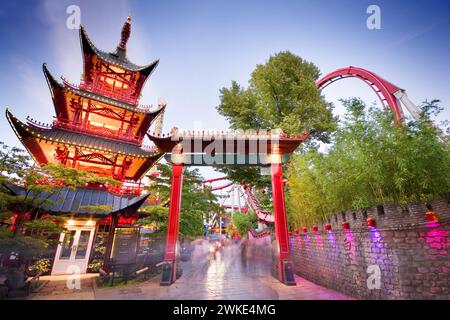 Chinesischer Turm und Achterbahn Dæmonen im historischen Vergnügungspark - Tivoli-Gärten in Kopenhagen, Dänemark Stockfoto