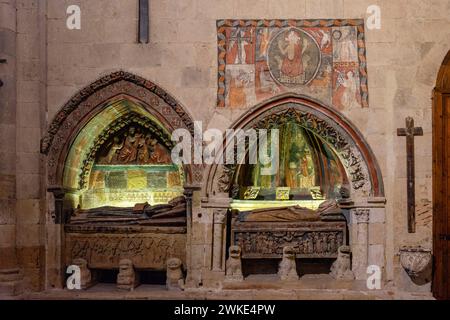 Sepulcros y pinturas murales en el brazo sur del crucero. Catedral de la Asunción de la Virgen, catedral vieja, Salamanca, comunidad Autónoma de Castilla y León, Spanien. Stockfoto