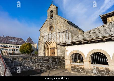 Kirche Santiago und Silo Karls des Großen. Königliche Stiftskirche Santa María de Roncesvalles, Straße Santiago, Navarra, Spanien. Stockfoto