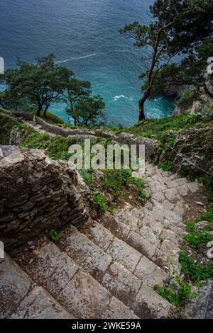 Aufstieg der Treppe des Leuchtturms Del Caballo, Berg Buciero, Santoña, Kantabrien, Spanien. Stockfoto