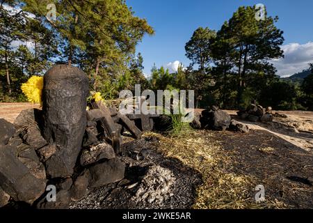 Deidad Pascual Abaj, situado en su Altar, Cerro Turkaj, Chichicastenango, Quiché, Guatemala, Mittelamerika. Stockfoto