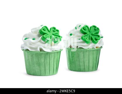 St. Patrick's Day Party. Leckere Cupcakes mit grünem Kleeblatt und Streuseln isoliert auf weiß Stockfoto