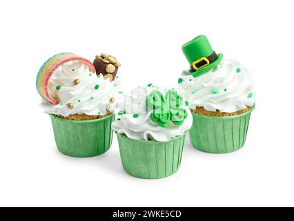 St. Patrick's Day Party. Leckere, festlich dekorierte Cupcakes isoliert auf weiß Stockfoto