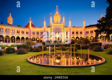 Nächtlicher Blick auf exotische Architektur des Nimb Hotels im historischen Vergnügungspark Tivoli Gardens in Kopenhagen, Dänemark Stockfoto