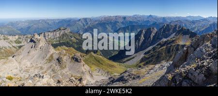 Lescun Tal vom Gipfel des Anie Peaks, Navarra-Französische Pyrenäen, Navarra, Spanien. Stockfoto