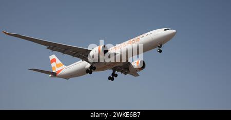 Teneriffa, Spanien, 18. Februar 2024. Airbus A330-941 Sunclass Airlines fliegt am blauen Himmel. Landet am Flughafen Teneriffa Stockfoto