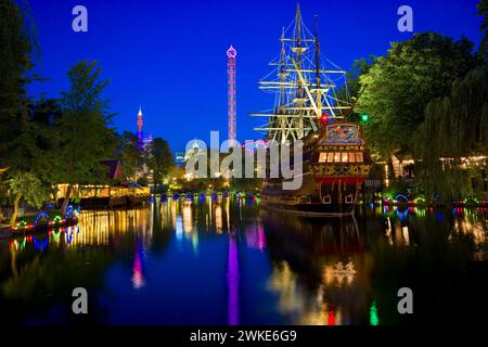 Galeerschiff im historischen Vergnügungspark - Tivoli Gärten in Kopenhagen, Dänemark Stockfoto