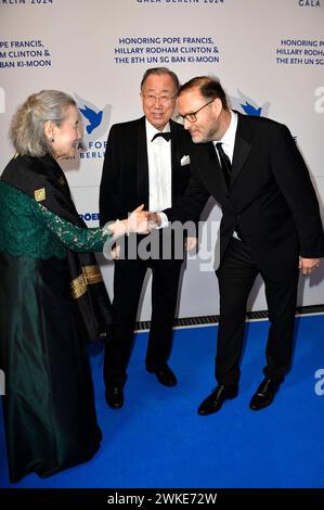 Ban Ki-moon mit Ehefrau Yoo Soon-taek und Jaka Bizilj bei der Cinema for Peace Gala 2024 im WECC - Westhafen Event & Convention Center. Berlin, 19.02.2024 *** Ban Ki Moon mit Frau Yoo Soon taek und Jaka Bizilj bei der Cinema for Peace Gala 2024 im WECC Westhafen Event Convention Center Berlin, 19 02 2024 Foto:Xn.xKubelkax/xFuturexImagex cinema for Peace 4285 Stockfoto