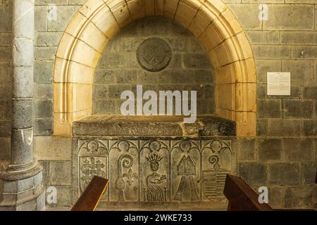 Roncesvalles, Priors Grabmal, Königliche Stiftskirche Santa María de Roncesvalles, Santiago's Road, Navarra, Spanien. Stockfoto