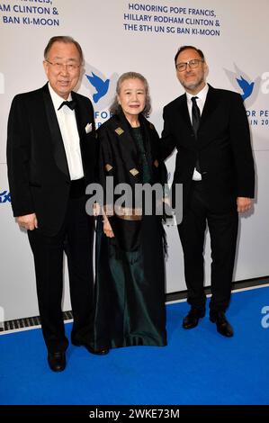 Ban Ki-moon mit Ehefrau Yoo Soon-taek und Jaka Bizilj bei der Cinema for Peace Gala 2024 im WECC - Westhafen Event & Convention Center. Berlin, 19.02.2024 *** Ban Ki Moon mit Frau Yoo Soon taek und Jaka Bizilj bei der Cinema for Peace Gala 2024 im WECC Westhafen Event Convention Center Berlin, 19 02 2024 Foto:Xn.xKubelkax/xFuturexImagex cinema for Peace 4287 Stockfoto