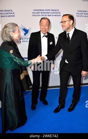 Ban Ki-moon mit Ehefrau Yoo Soon-taek und Jaka Bizilj bei der Cinema for Peace Gala 2024 im WECC - Westhafen Event & Convention Center. Berlin, 19.02.2024 *** Ban Ki Moon mit Frau Yoo Soon taek und Jaka Bizilj bei der Cinema for Peace Gala 2024 im WECC Westhafen Event Convention Center Berlin, 19 02 2024 Foto:Xn.xKubelkax/xFuturexImagex cinema for Peace 4286 Stockfoto