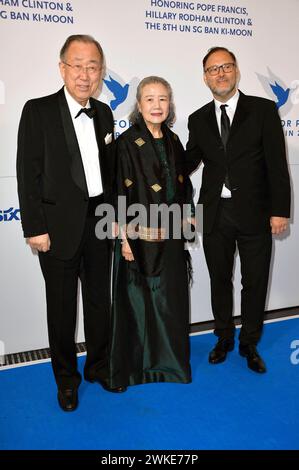 Ban Ki-moon mit Ehefrau Yoo Soon-taek und Jaka Bizilj bei der Cinema for Peace Gala 2024 im WECC - Westhafen Event & Convention Center. Berlin, 19.02.2024 *** Ban Ki Moon mit Frau Yoo Soon taek und Jaka Bizilj bei der Cinema for Peace Gala 2024 im WECC Westhafen Event Convention Center Berlin, 19 02 2024 Foto:Xn.xKubelkax/xFuturexImagex cinema for Peace 4288 Stockfoto