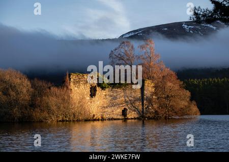 Castillo del siglo XIII, Loch ein Eilein, Parque Nacional de Cairngorms, Highlands, Escocia, Reino Unido. Stockfoto