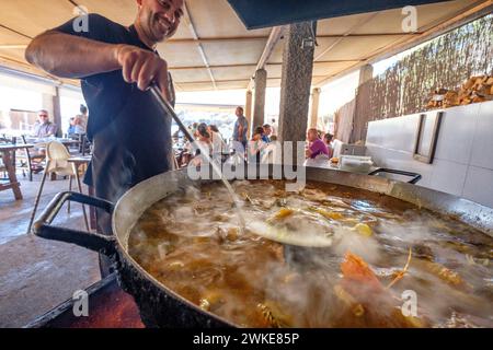 Bullit de Peix, cocinado al Fuego de de Aurosa, Restaurante El Bigotes, Cala Mastella, Sant Carles, Municipio Santa Eulària des Riu, Ibiza, Balearen, Spanien. Stockfoto