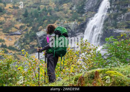 Cascada de Nérech, Valle de Valier - Riberot - Regionale, Parque Natural de Los Pirineos de Ariège, Cordillera de Los Pirineos, Francia. Stockfoto